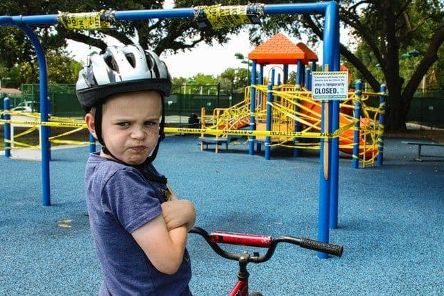 Ανασφάλειες παιδιού αγόρι στο ποδήλατο