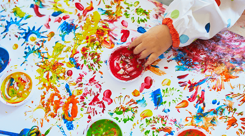 Πώς μπορώ να διαχειριστώ το χάος του Messy Play στο σπίτι;
