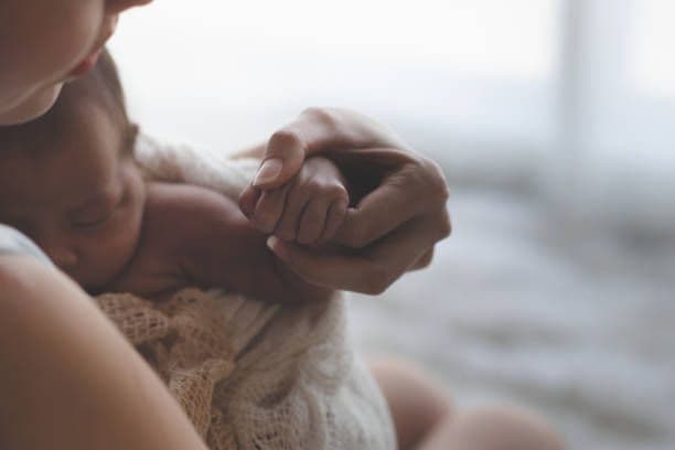 Attachment Parenting χωρίς θηλασμό, babywearing ή συγκοίμηση, γίνεται;